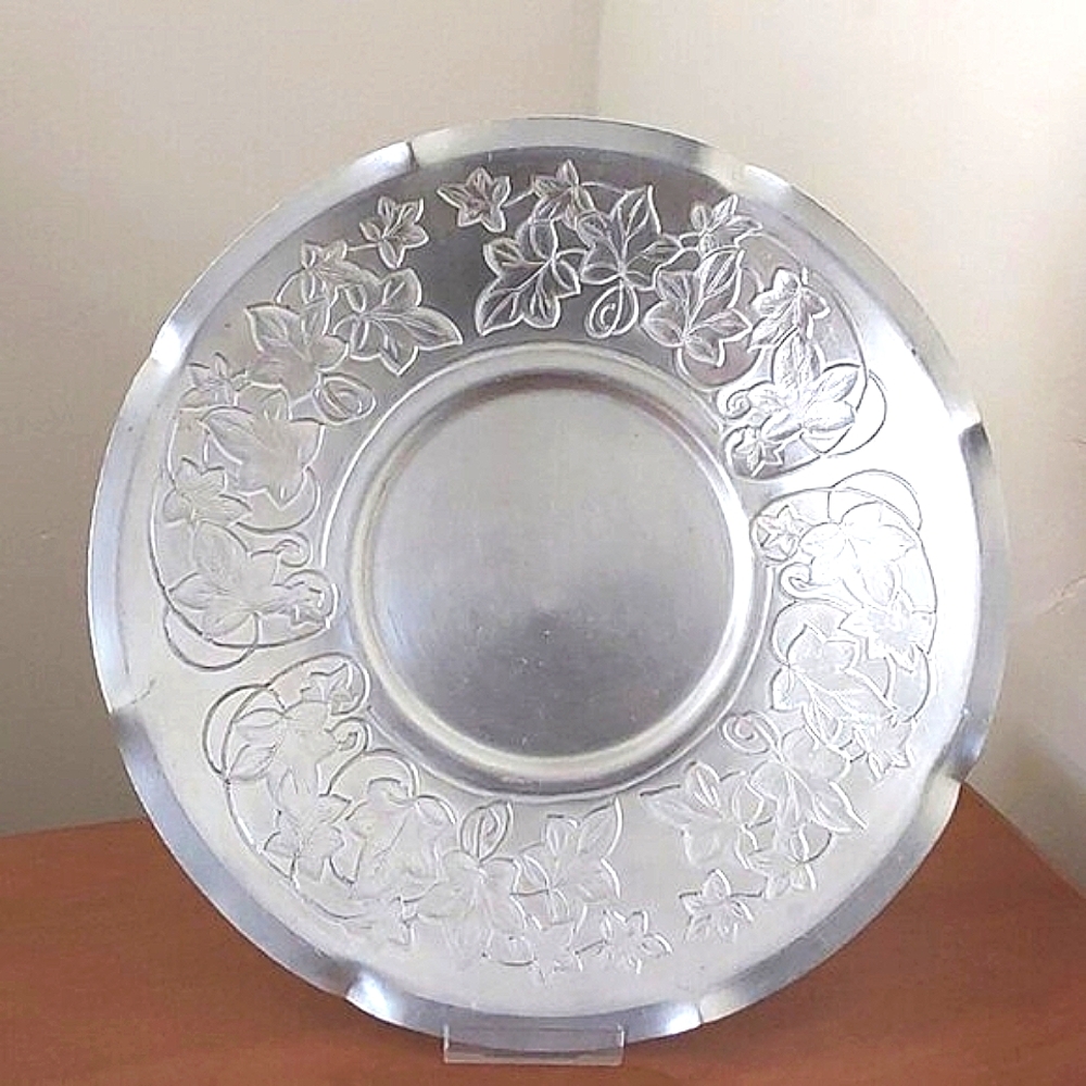 Vintage World Hand Forged Hammered Aluminum Round Tray with Ivy Leaves